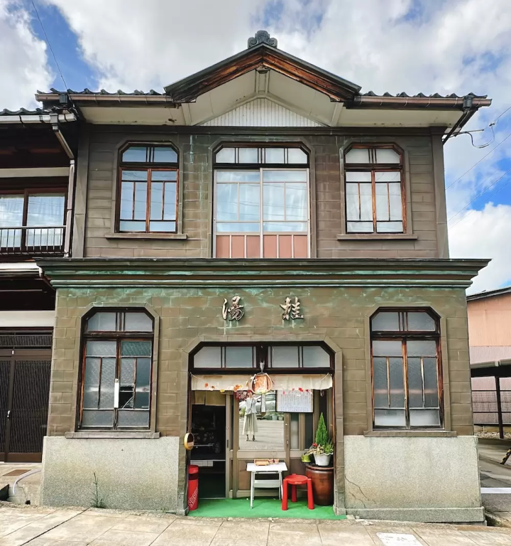 Travel like you're living in a lovely old house in Nanto City, Toyama Prefecture