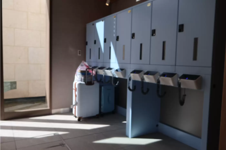 Self-service lockers in the lobby: You can easily access your luggage at any time using your IC card. 