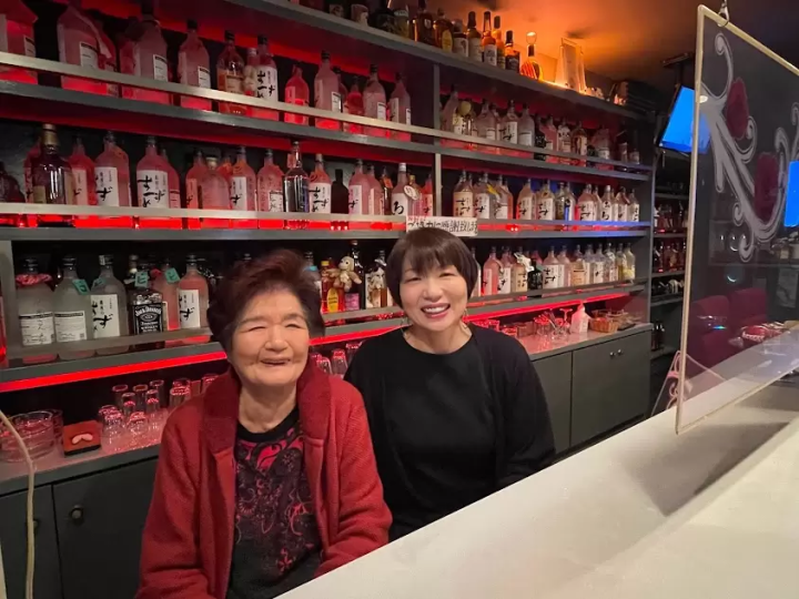 The owner and mother of Snack Jun are a close-knit family. 