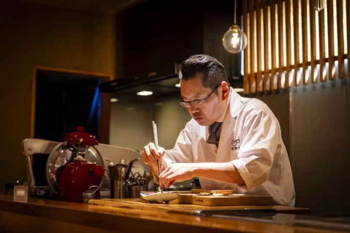 有吉曾在大阪和飞騨高山的高级料理旅馆接受培训。