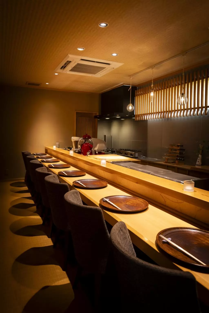 在ARIYOSHI里面。你可以在柜台上观看食物的制作过程。