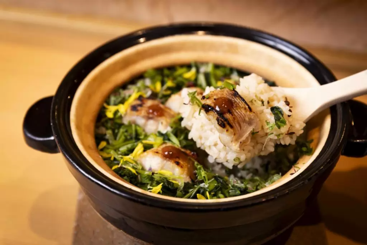 这顿饭以用陶罐煮好的米饭结束。食材根据当天情况而有所不同。