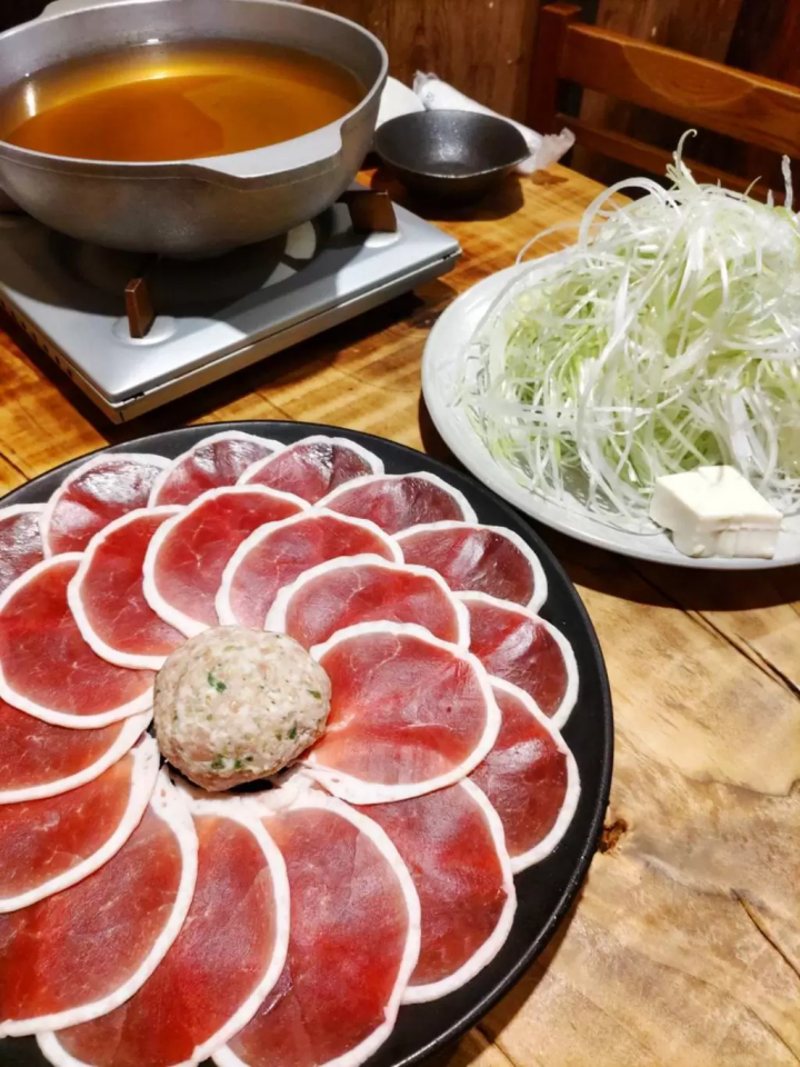 您可以尽情享用著名的鸭肉寿喜烧。