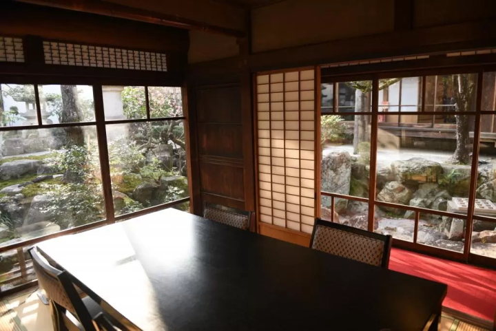 您可以在私人房间里悠闲地享用用餐。