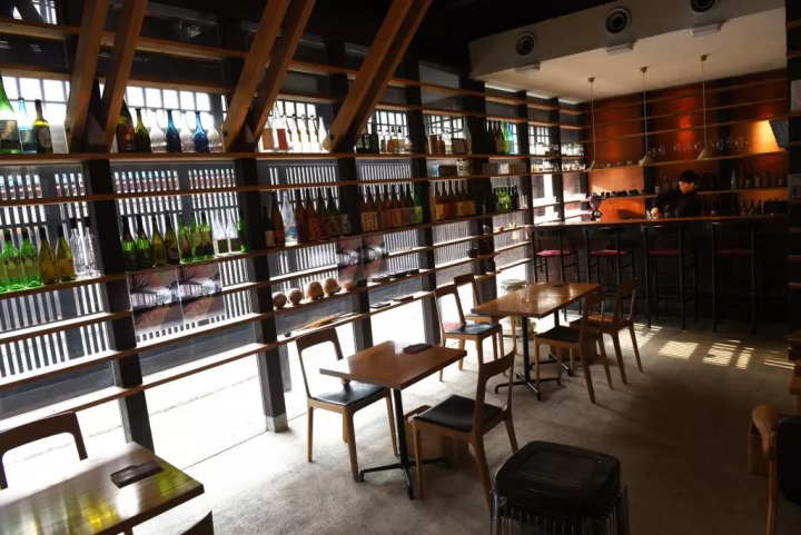 有一家咖啡馆和酒吧