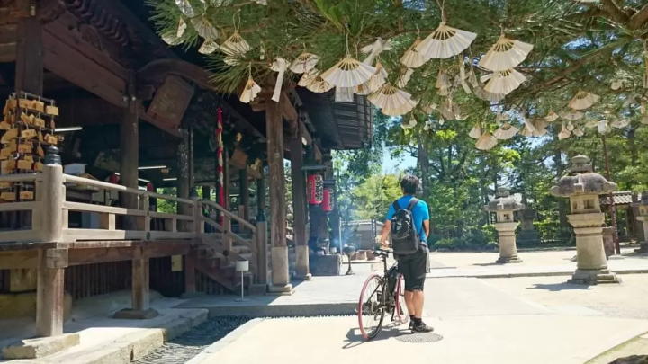 知恩寺院內。扇形的物件是「神簽」。 