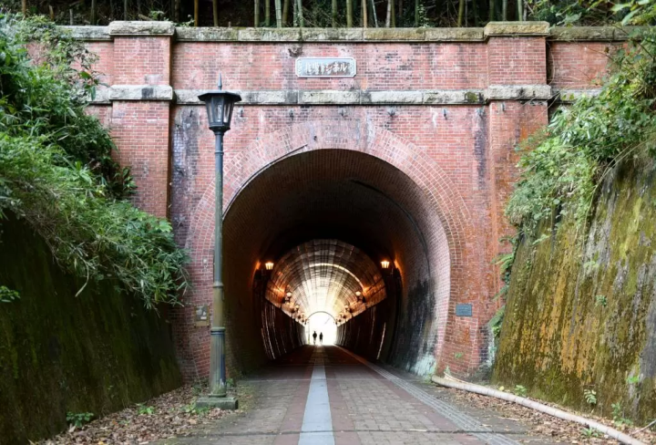 Near the Red Brick Park, there is a tunnel built in the Meiji era that is a remnant of the railway that once ran through it. It makes you feel like you've traveled back in time.