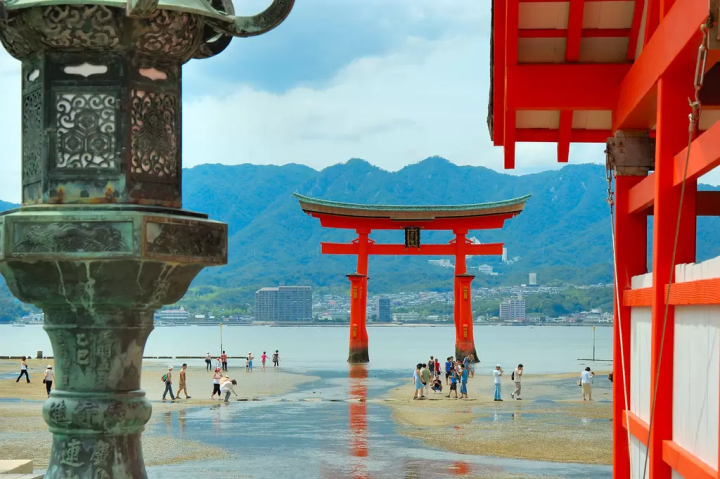 Top Beautiful & Photogenic Views in Japan: Mt. Fuji, Shirakawa-go, Arashiyama Bamboo Forest, and More