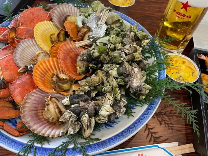 Enjoy meeting new people as you visit the night spots in Ainan Town, Ehime Prefecture.