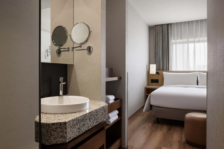 Guest Room King Bathroom 