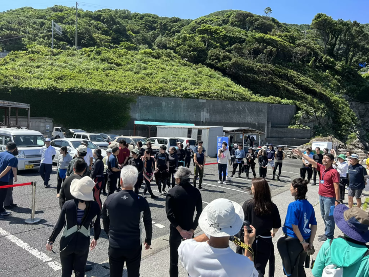 Many people gather at the parking lot of the Saikai Tourist Boat 