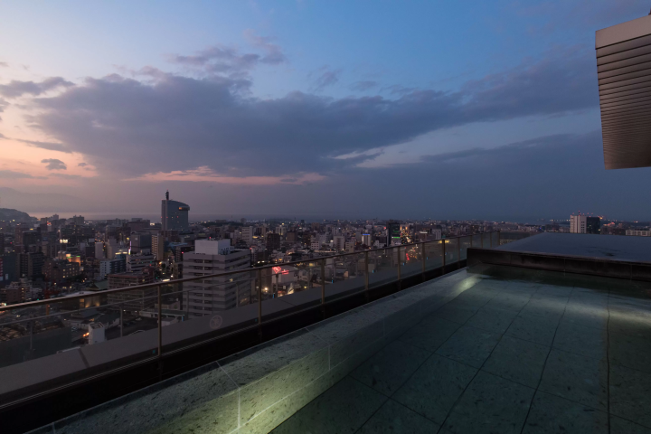 ซิตี้ สปา เท็นคุ (พื้นที่ 80 ตารางเมตรเหนือพื้นดิน หนึ่งในห้องอาบน้ำกลางแจ้งบนดาดฟ้าที่สูงที่สุดในญี่ปุ่น และห้องอาบน้ำในร่มที่มีน้ำพุร้อนธรรมชาติ รวมถึงห้องซาวน่า) 