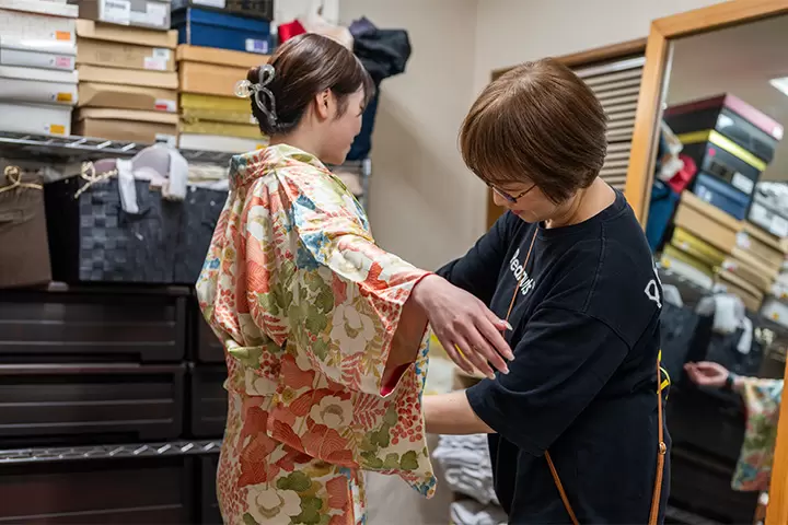 Kimono dressing experience in Asakusa! Find your own style with a vintage kimono from kimono rental shop "shim"