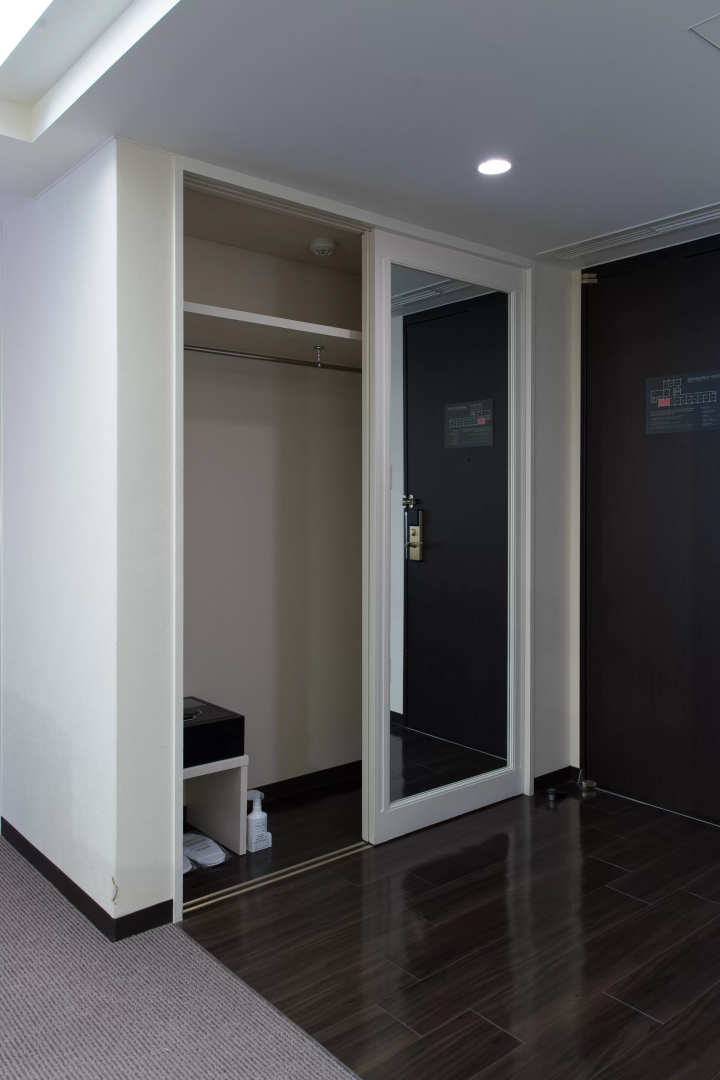 The spacious storage space makes it comfortable for long stays. 