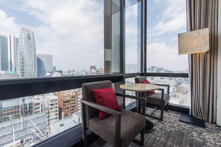 【JR九州酒店 Blossom新宿】距离新宿站仅需步行3分钟，为您提供高品质的旅程和无与伦比的交通。