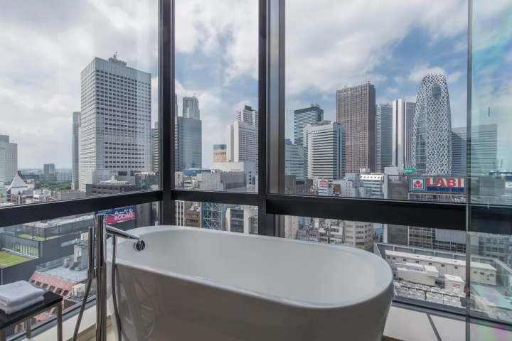 【JR九州酒店 Blossom新宿】距离新宿站仅需步行3分钟，为您提供高品质的旅程和无与伦比的交通。