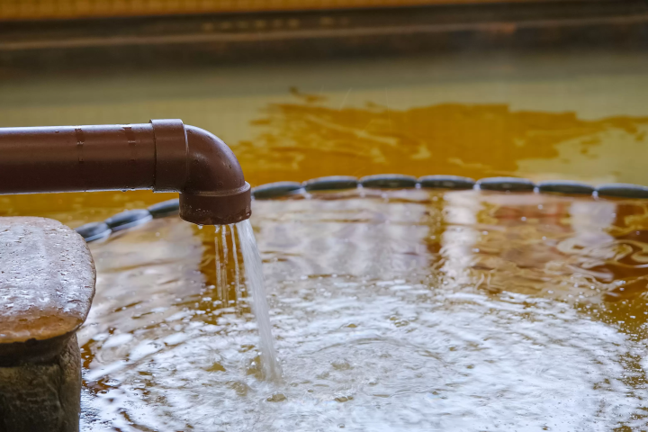 Japan’s Only "Oil Bath"! A Guide to Toyotomi Onsen: Hokkaido’s Northernmost Hot Spring (Day Trips & Stays)