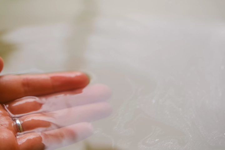 Japan’s Only "Oil Bath"! A Guide to Toyotomi Onsen: Hokkaido’s Northernmost Hot Spring (Day Trips & Stays)