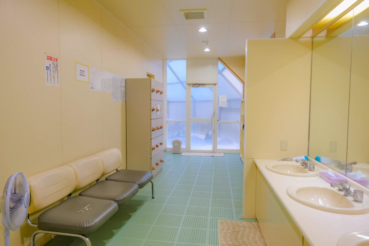 Japan’s Only "Oil Bath"! A Guide to Toyotomi Onsen: Hokkaido’s Northernmost Hot Spring (Day Trips & Stays)