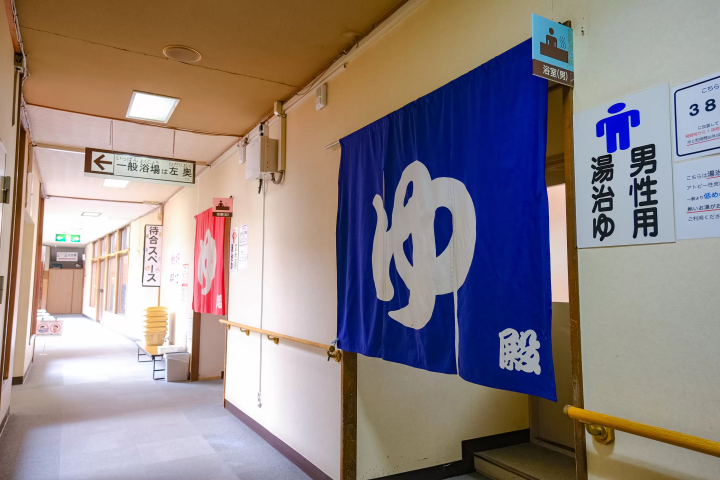 Japan’s Only "Oil Bath"! A Guide to Toyotomi Onsen: Hokkaido’s Northernmost Hot Spring (Day Trips & Stays)