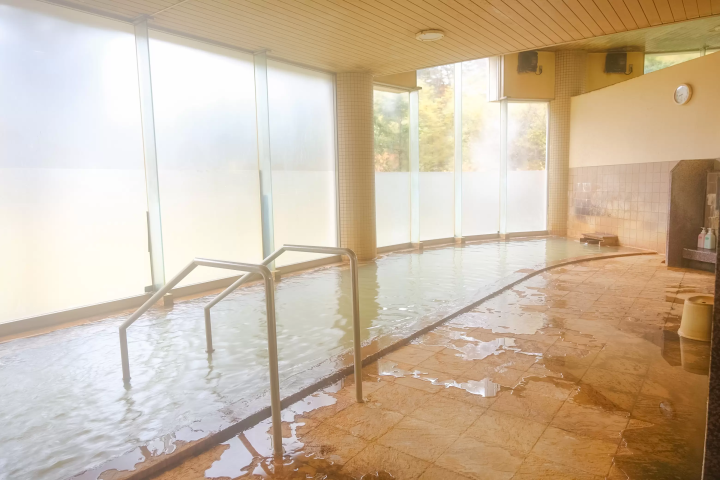 Japan’s Only "Oil Bath"! A Guide to Toyotomi Onsen: Hokkaido’s Northernmost Hot Spring (Day Trips & Stays)