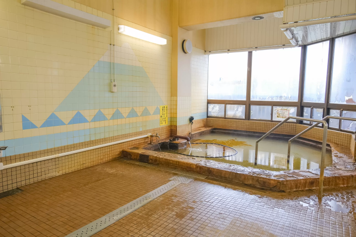 Japan’s Only "Oil Bath"! A Guide to Toyotomi Onsen: Hokkaido’s Northernmost Hot Spring (Day Trips & Stays)