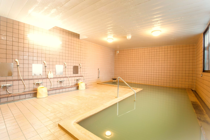 Japan’s Only "Oil Bath"! A Guide to Toyotomi Onsen: Hokkaido’s Northernmost Hot Spring (Day Trips & Stays)