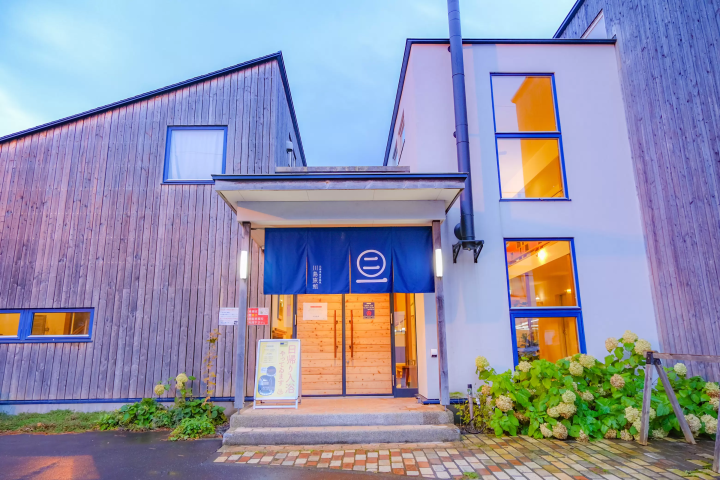 Japan’s Only "Oil Bath"! A Guide to Toyotomi Onsen: Hokkaido’s Northernmost Hot Spring (Day Trips & Stays)