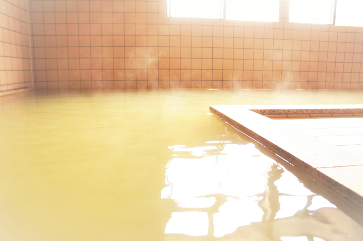 Japan’s Only "Oil Bath"! A Guide to Toyotomi Onsen: Hokkaido’s Northernmost Hot Spring (Day Trips & Stays)
