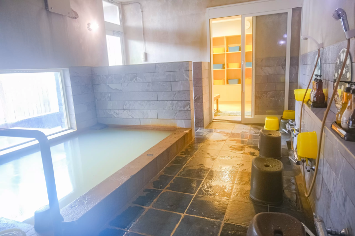 Japan’s Only "Oil Bath"! A Guide to Toyotomi Onsen: Hokkaido’s Northernmost Hot Spring (Day Trips & Stays)