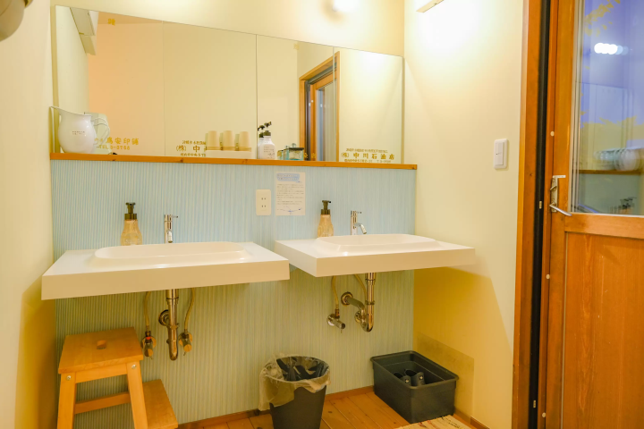 Japan’s Only "Oil Bath"! A Guide to Toyotomi Onsen: Hokkaido’s Northernmost Hot Spring (Day Trips & Stays)