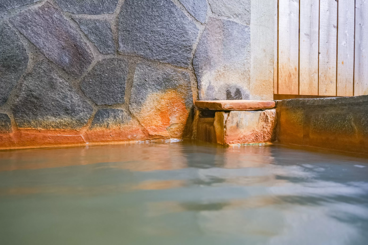 Japan’s Only "Oil Bath"! A Guide to Toyotomi Onsen: Hokkaido’s Northernmost Hot Spring (Day Trips & Stays)