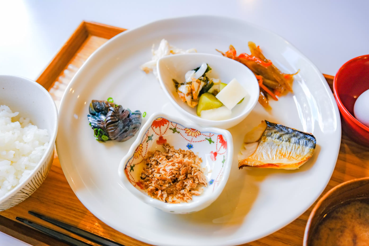 Japan’s Only "Oil Bath"! A Guide to Toyotomi Onsen: Hokkaido’s Northernmost Hot Spring (Day Trips & Stays)