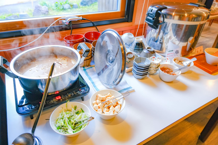 Japan’s Only "Oil Bath"! A Guide to Toyotomi Onsen: Hokkaido’s Northernmost Hot Spring (Day Trips & Stays)