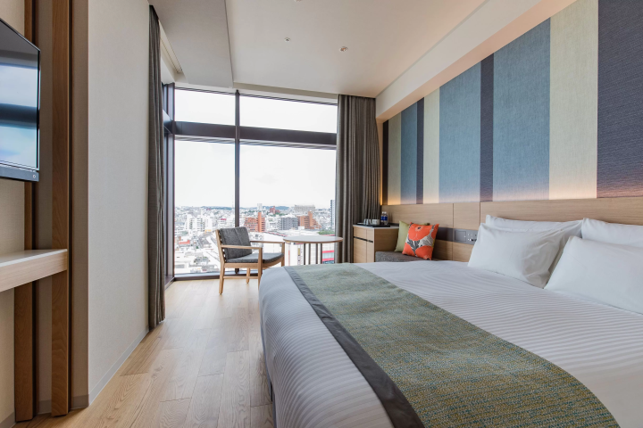 家族でも広々使用できるデラックスキングルーム 