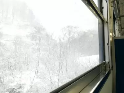 ทริปสั้นๆ ท่ามกลางทิวทัศน์หิมะบนรถไฟ JR ทาดามิ
