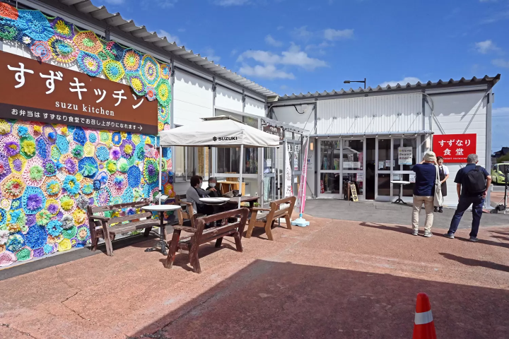 Suzu Kitchen on the left is a takeaway bento shop, and Suzunari Shokudo on the right is a restaurant with an open kitchen that can accommodate large groups. 