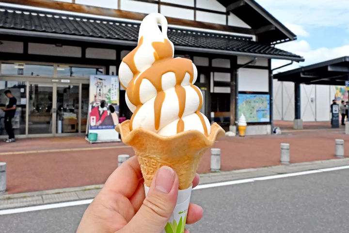 Roadside Station Suzunari is famous for its soft serve ice cream made with local salt. The slight saltiness enhances the sweetness, and we also recommend topping it with salted vanilla caramel sauce. 