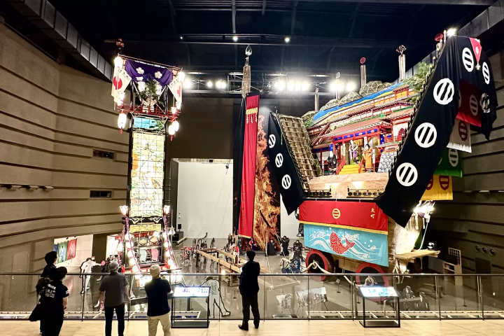 The impressive exhibition hall has a ceiling height of 17 meters. After learning about the charm and power of the festival at this facility, you can enjoy it even more by attending the actual festival. 