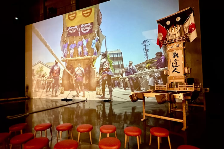 The images projected onto the giant screen are worth seeing! 