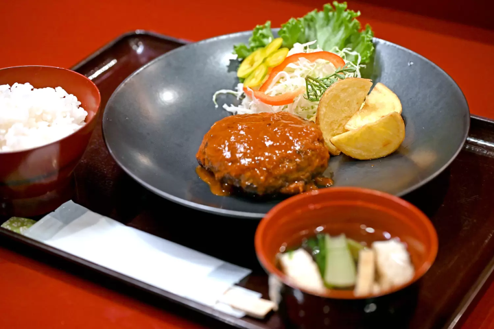 A juicy and delicious hamburger steak made with Jersey beef from Noto. 