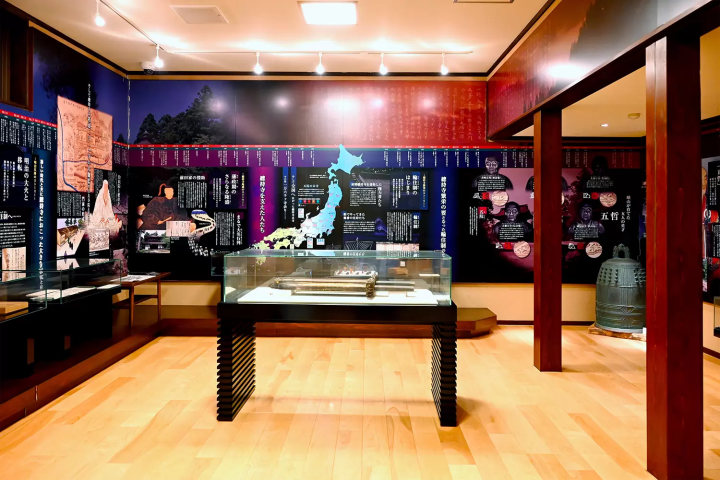 It introduces the origins of the Sojiji Temple and how monks from all over the country traveled by Kitamae ship and took turns serving as the head priest. 