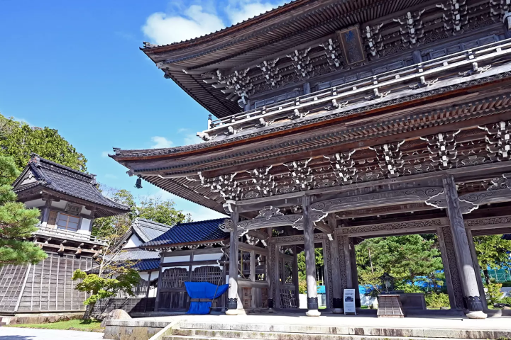 The Sanmon Gate, which can be said to be the face of Sojiji Temple's ancestral temple, has been restored and earthquake-resistant since the 2007 earthquake, and the damage has been kept to a minimum, so it still looks beautiful. 
