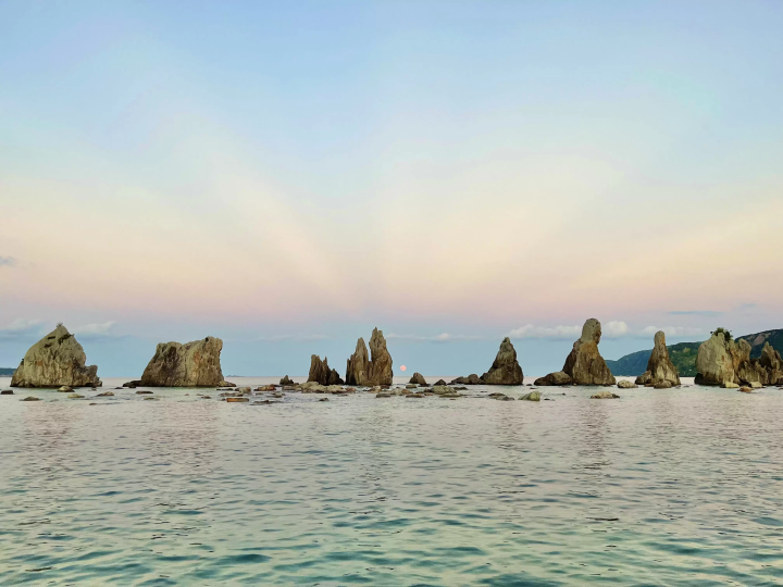 [하시구이 바위와 아사히] © 와카야마현 관광연맹 