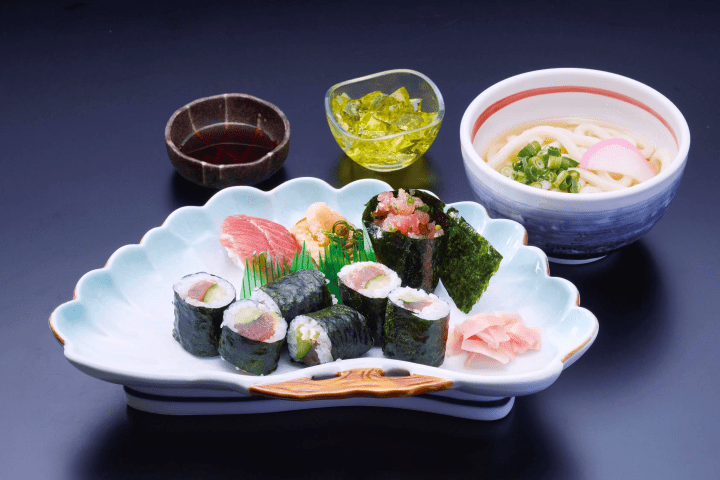 기슈 참치 초밥과 미니 우동 세트 
