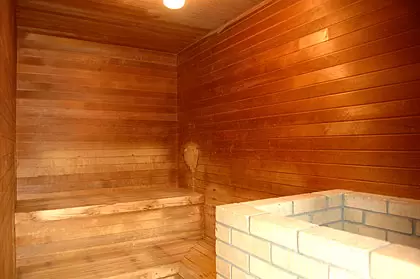 Japan’s Only "Oil Bath"! A Guide to Toyotomi Onsen: Hokkaido’s Northernmost Hot Spring (Day Trips & Stays)