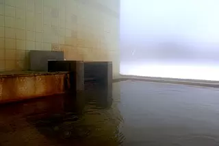 Japan’s Only "Oil Bath"! A Guide to Toyotomi Onsen: Hokkaido’s Northernmost Hot Spring (Day Trips & Stays)