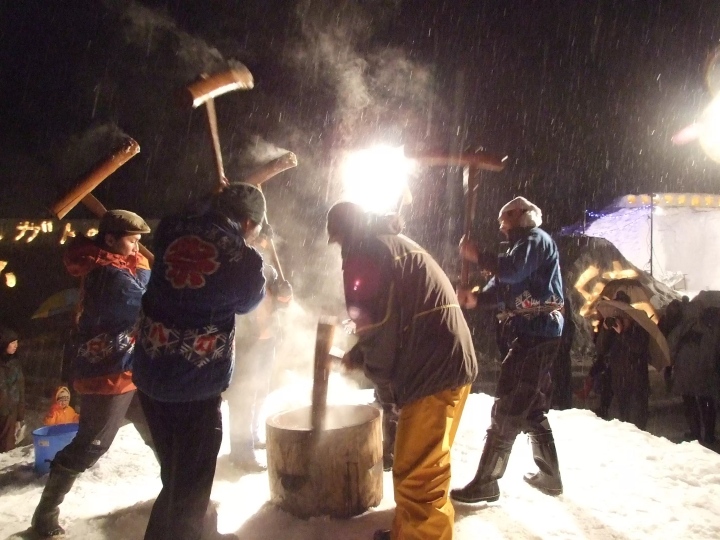하얀 설산이 새빨간 불길로 물들다! 우오누마 마시의 독특한 축제 "햐쿠핫토"