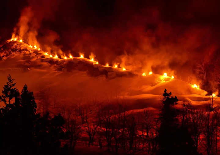 하얀 설산이 새빨간 불길로 물들다! 우오누마 마시의 독특한 축제 "햐쿠핫토"