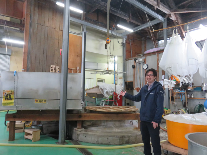 ความภาคภูมิใจของท้องถิ่น! เยี่ยมชมเสน่ห์ของโรงเหล้าสาเกที่ยังคงรักษาประเพณี... โรงเหล้าสาเก ทามาคาวะ และเอจิโกะ ยูกิคุระคัง